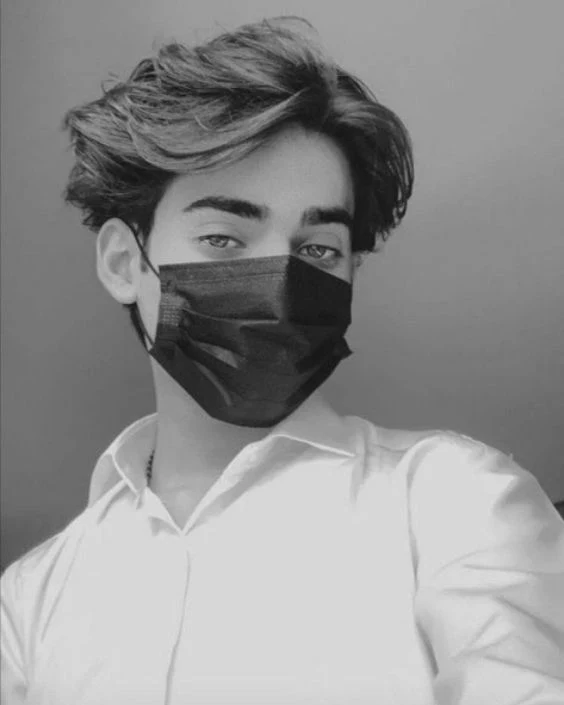 মাস্ক পরা ছেলেদের পিক