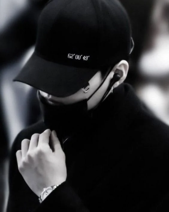 মাস্ক পরা ছেলেদের পিক