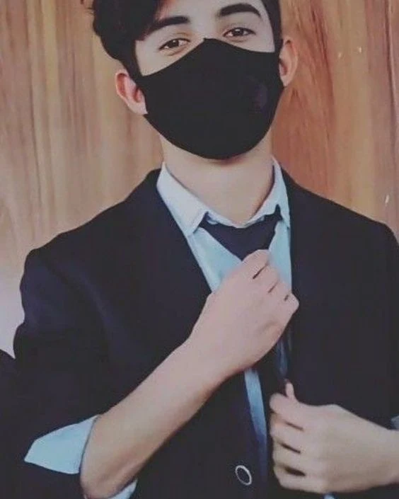 মাস্ক পরা ছেলেদের পিক