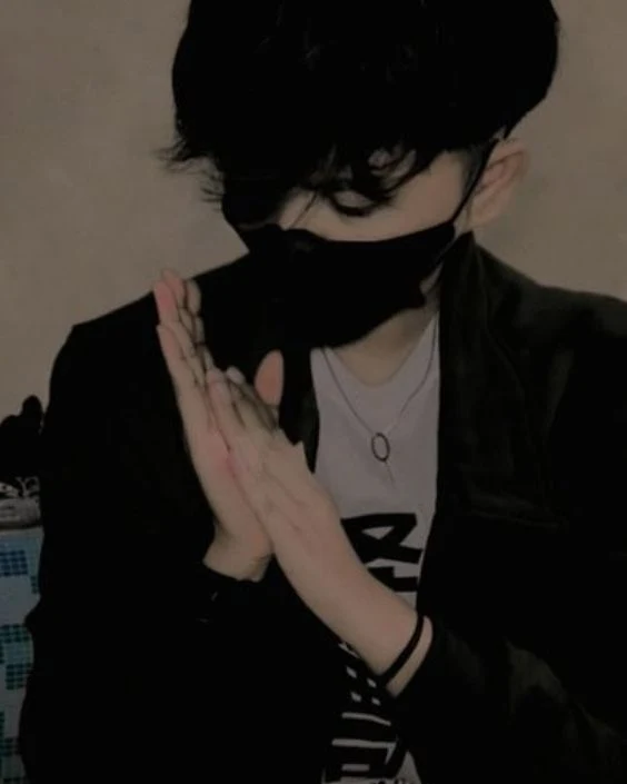 মাস্ক পরা ছেলেদের পিক