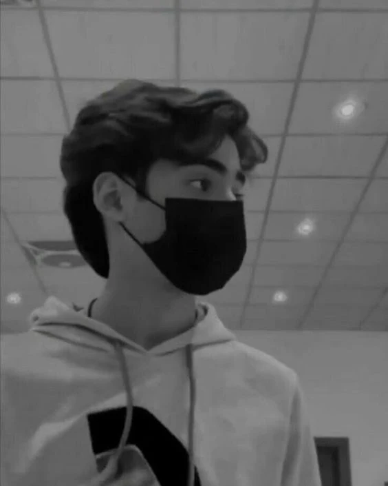 মাস্ক পরা ছেলেদের পিক