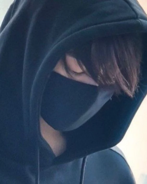 মাস্ক পরা ছেলেদের পিক