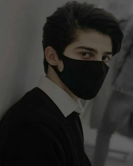 মাস্ক পরা ছেলেদের পিক