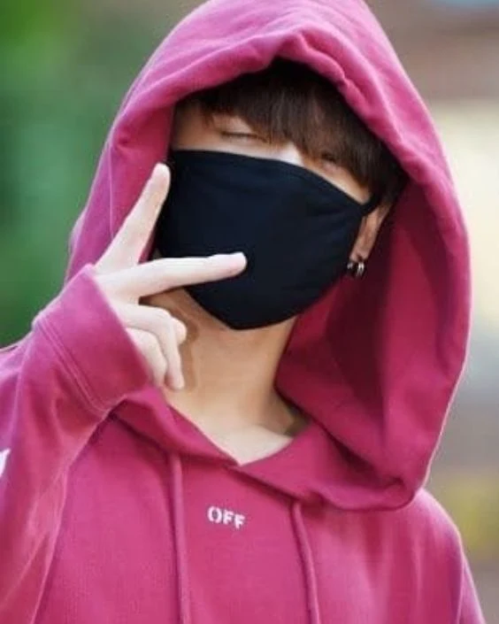 মাস্ক পরা ছেলেদের পিক