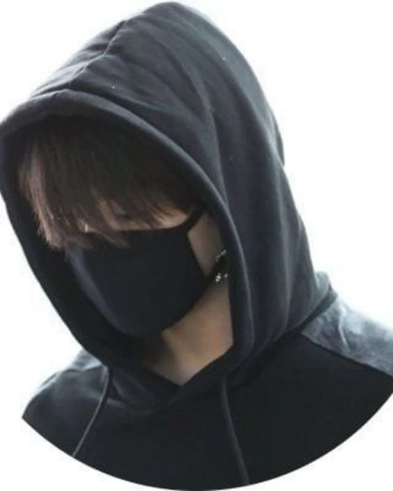 মাস্ক পরা ছেলেদের পিক