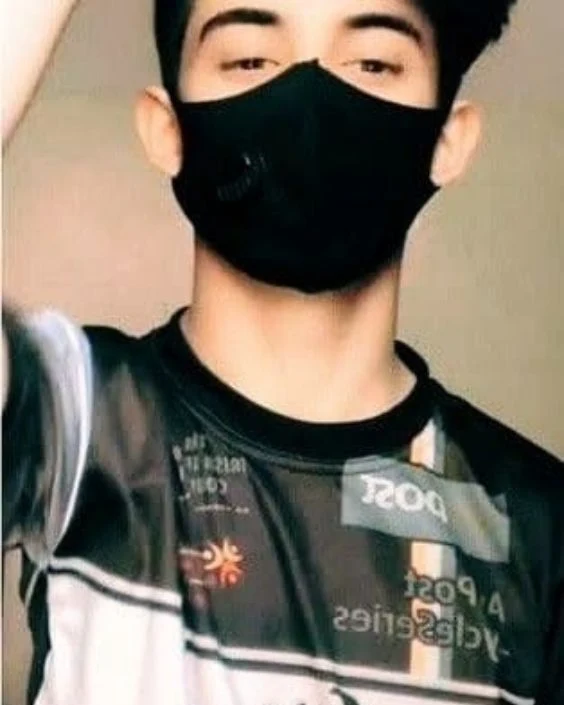 মাস্ক পরা ছেলেদের পিক