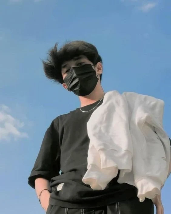 মাস্ক পরা ছেলেদের পিক