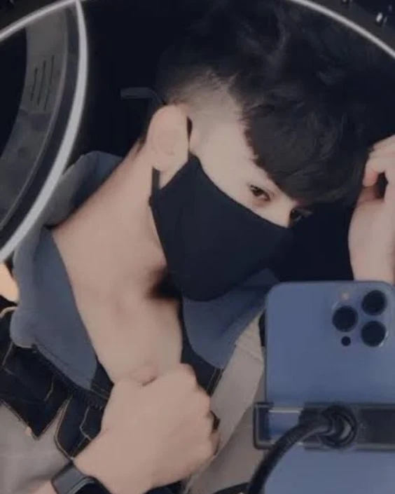 মাস্ক পরা ছেলেদের পিক