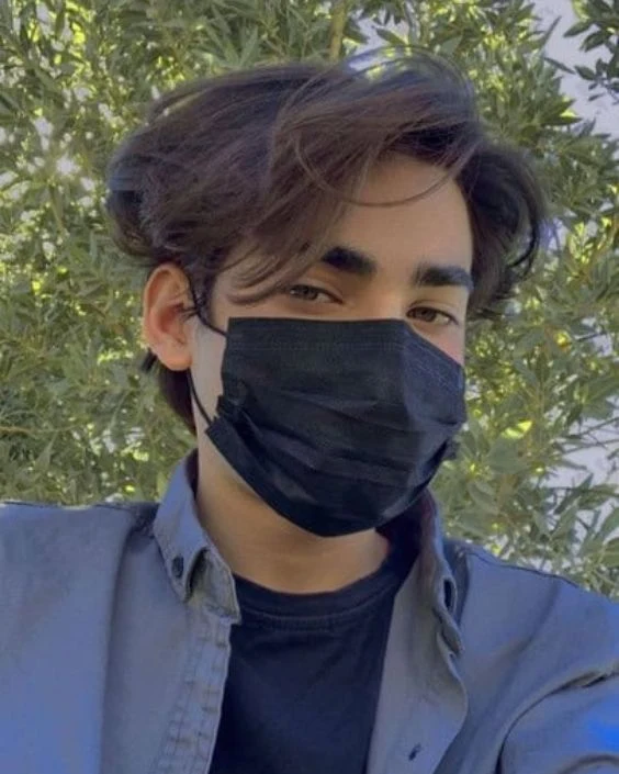 মাস্ক পরা ছেলেদের পিক