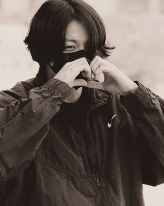 মাস্ক পরা ছেলেদের পিক