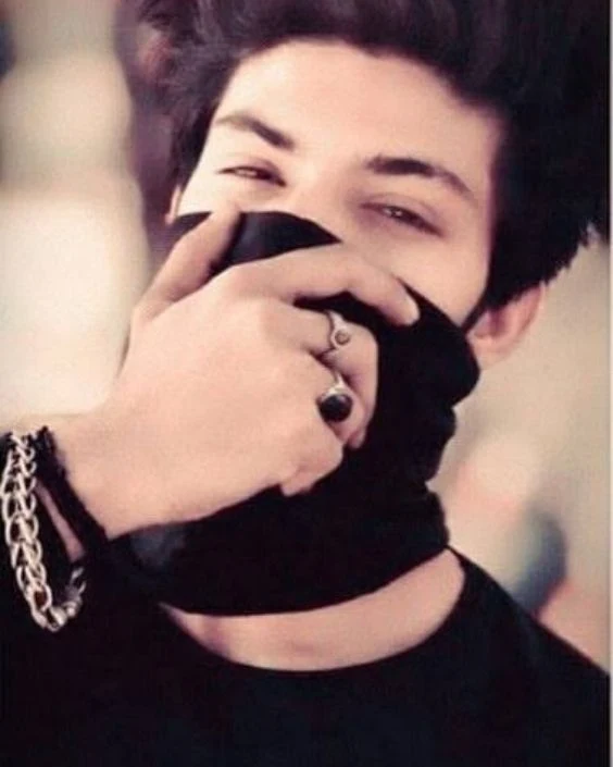 মাস্ক পরা ছেলেদের পিক