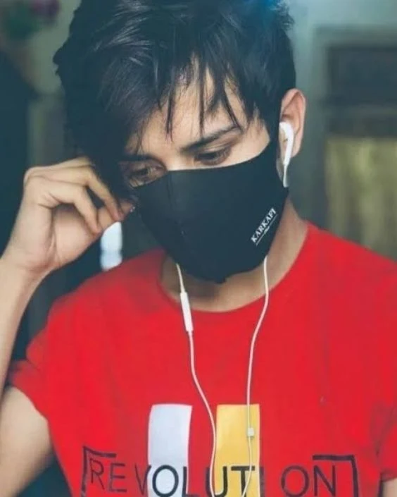 মাস্ক পরা ছেলেদের পিক