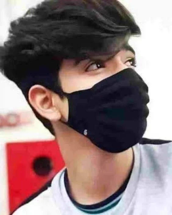 মাস্ক পরা ছেলেদের পিক