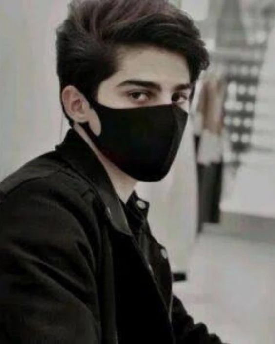 মাস্ক পরা ছেলেদের পিক