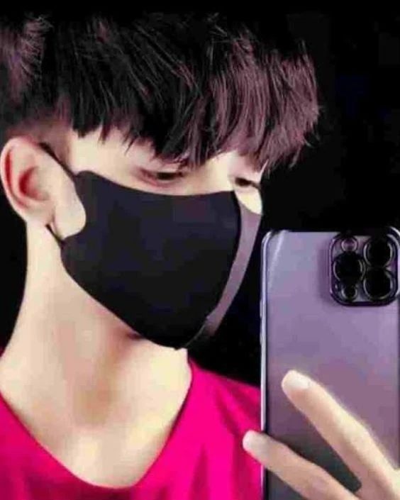 মাস্ক পরা ছেলেদের পিক