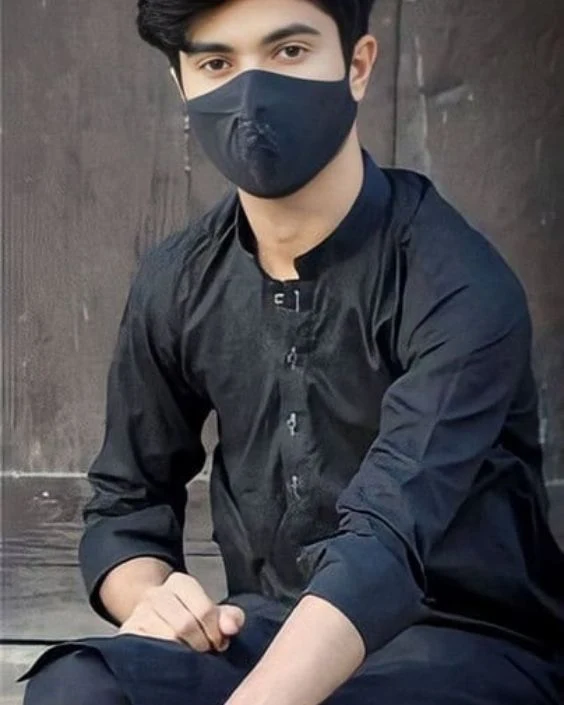 মাস্ক পরা ছেলেদের পিক