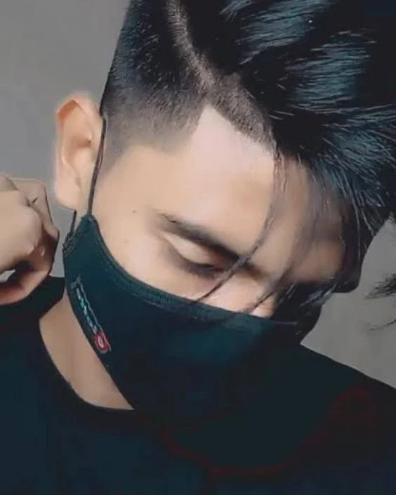 মাস্ক পরা ছেলেদের পিক