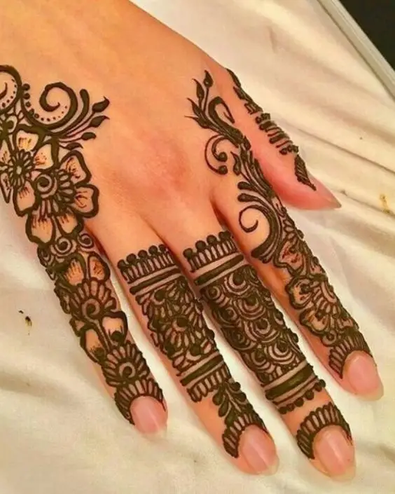 simple mehndi design photo back hand