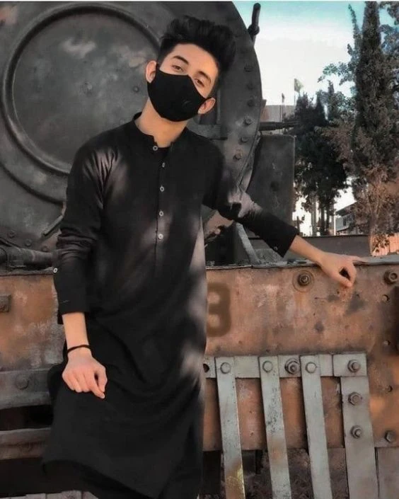 মাস্ক পরা ছেলেদের পিক