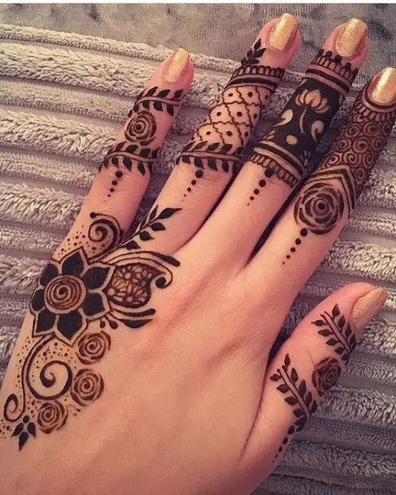 simple mehndi design photo back hand
